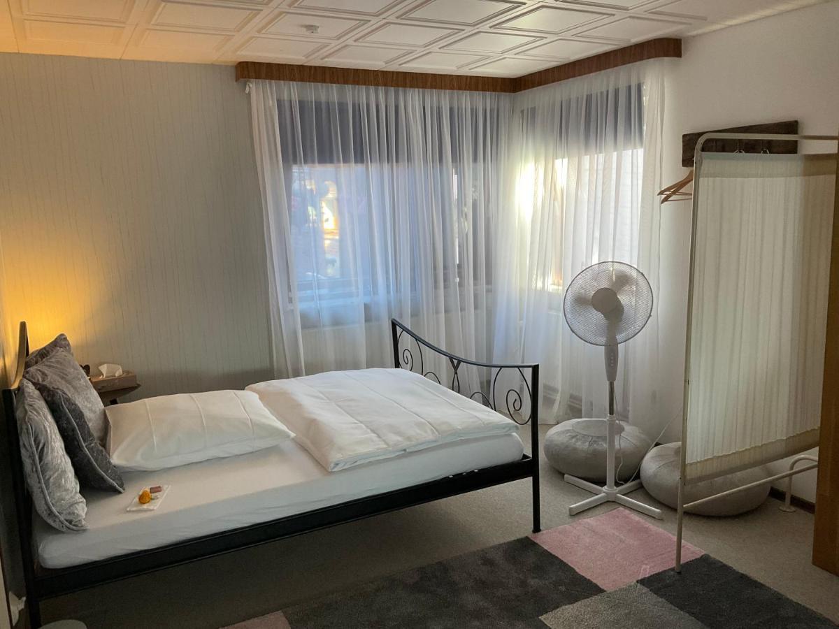 Privartzimmer 'Ausfahrt Freihalten' Husum  Exteriér fotografie