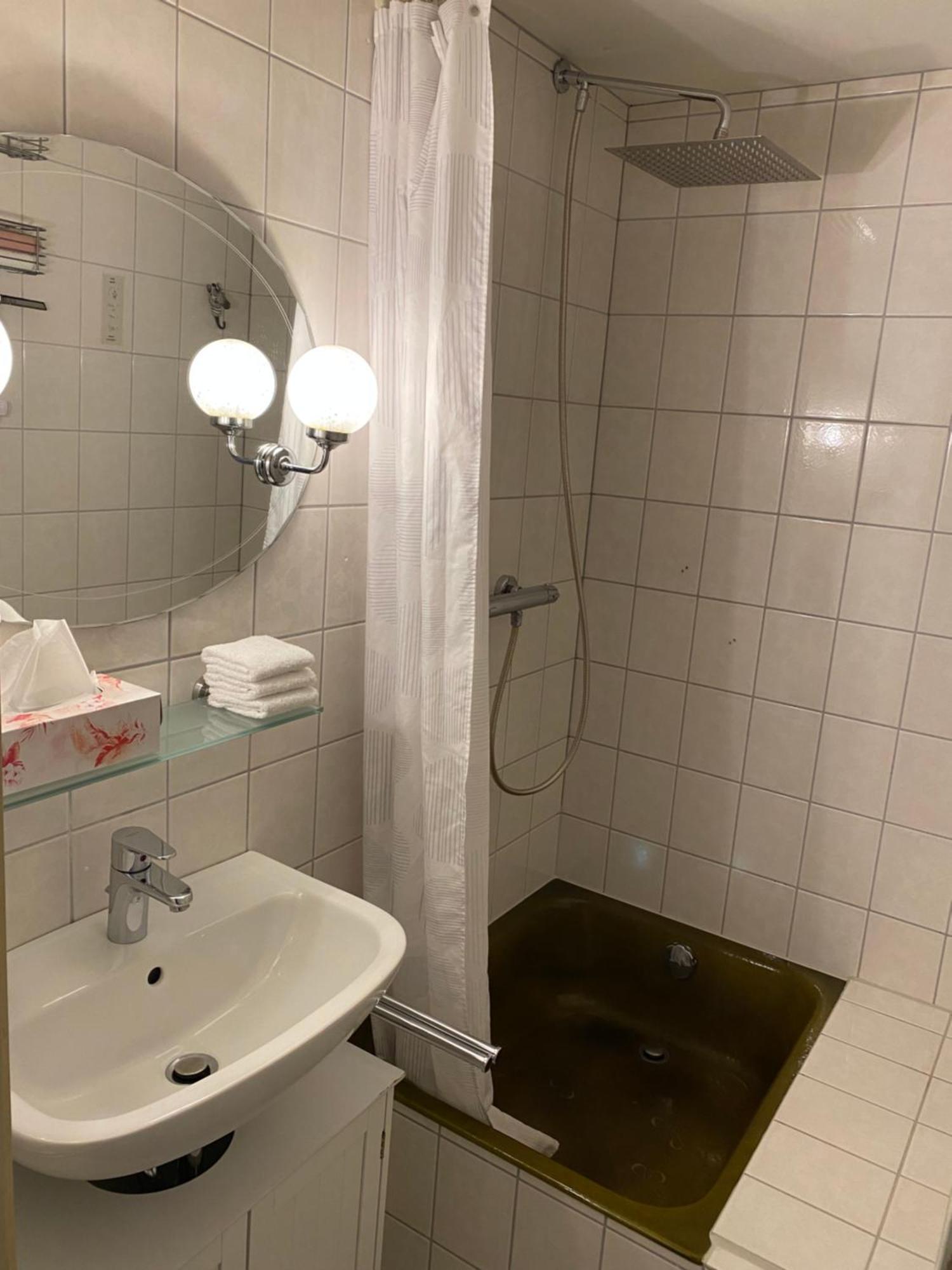 Privartzimmer 'Ausfahrt Freihalten' Husum  Exteriér fotografie